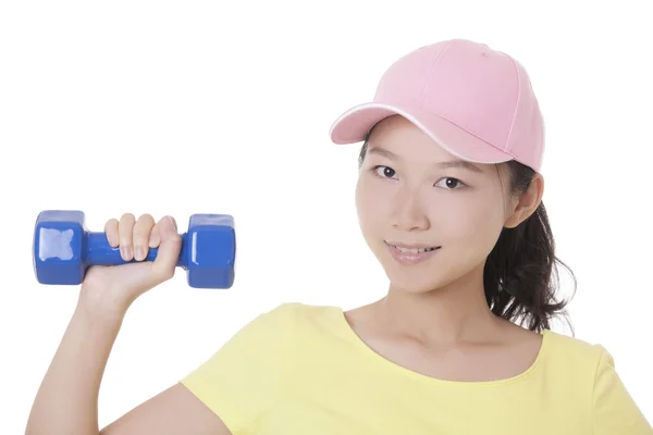 Mulher asiática bonita trabalhando fora usando pesos dumbbell isolado em um fundo branco — Fotografia de Stock