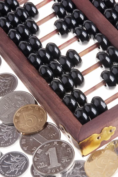 Старий дерев'яний китайський Abacus і китайські монети — стокове фото