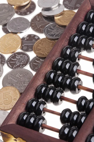 Eski ahşap Çince Abacus ve Çin paraları — Stok fotoğraf