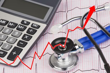 EKG stetoskop ve sağlık bakım maliyeti gösterilen hesap makinesi ile