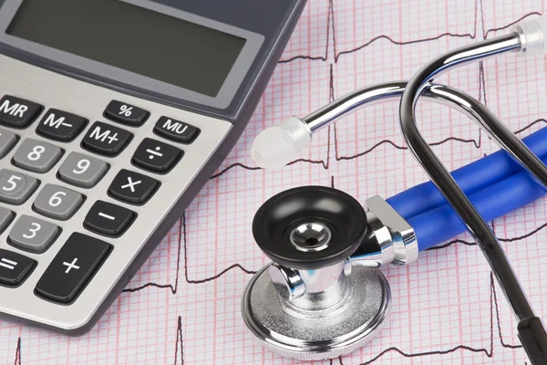 ECG com estetoscópio e calculadora mostrando custo de cuidados de saúde — Fotografia de Stock