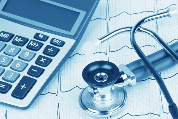 EKG with stethoscope and calculator showing cost of health care — Stock Photo, Image