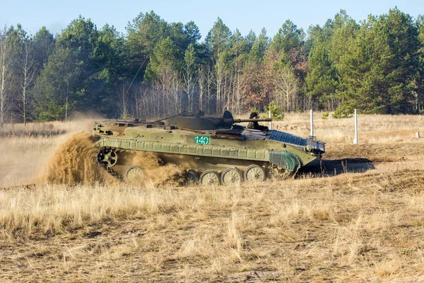 Военный танк в поле — стоковое фото