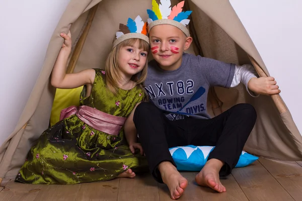 Rebajar Loza de barro Cortar Niños disfraz indio fotos de stock, imágenes de Niños disfraz indio sin royalties | Depositphotos Rebajar Loza de barro Cortar Niños disfraz indio fotos de stock, imágenes de Niños disfraz indio sin royalties | Depositphotos