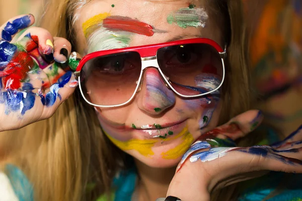 Νεαρή κοπέλα, αντλώντας χαμόγελο με χρώμα χρώματα — Φωτογραφία Αρχείου
