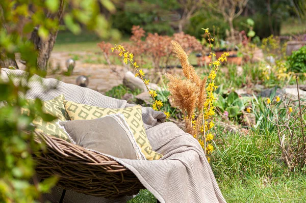 Weiche Luxus Heimtextilien Auf Weißem Stuhl Schönen Garten — Stockfoto