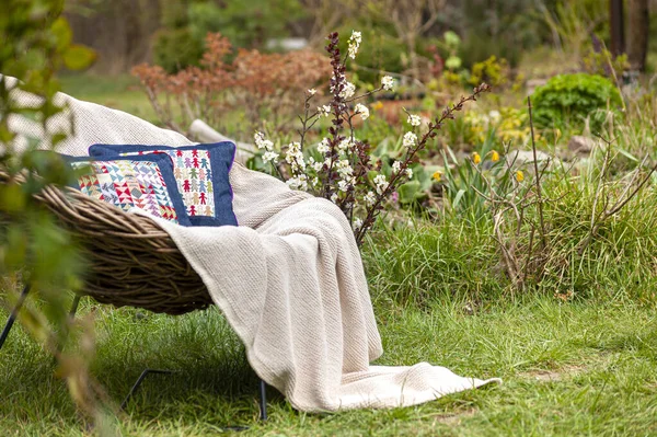 Weiche Luxus Heimtextilien Auf Weißem Stuhl Schönen Garten — Stockfoto