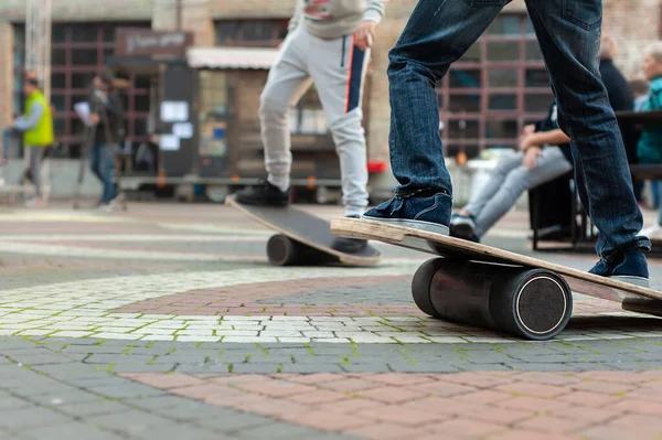 Bambini Che Equilibrano Sulle Tavole Equilibrio Sulla Piazza Del Festival — Foto Stock