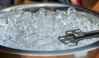 Buz küpleriyle dolu buz kovası yakın plan. 