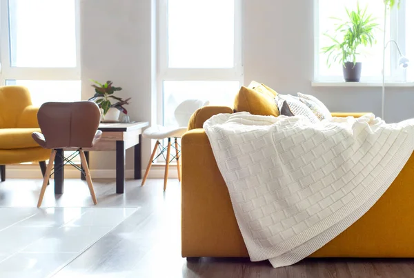 Helles Wohnzimmer Mit Gelber Couch Und Weißer Strickdecke — Stockfoto