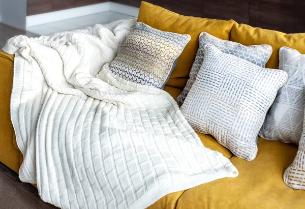 Weiße Strickdecke Auf Einer Gelben Couch Und Schöne Dekorative Kissen — Stockfoto
