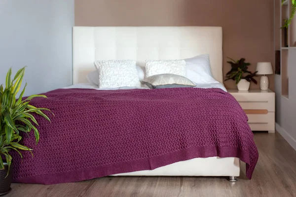 Marsala Farbe Gestrickte Decke Auf Dem Bett Gemütlichen Schlafzimmer — Stockfoto