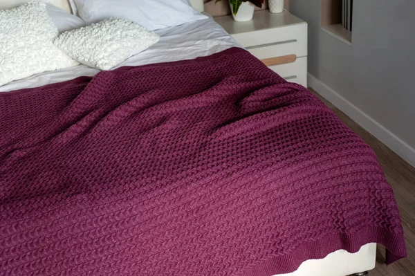 Marsala Färg Stickad Filt Sängen Mysigt Sovrum — Stockfoto