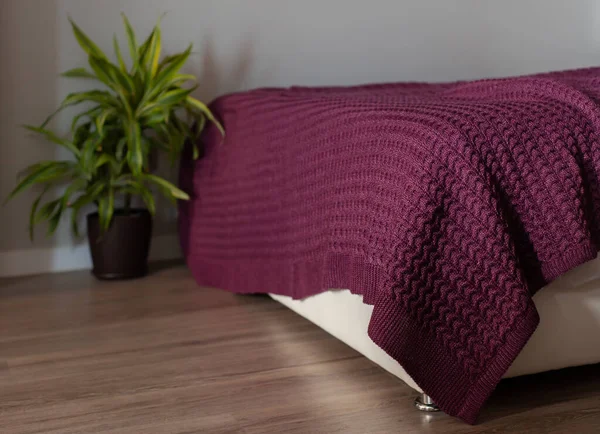 Marsala Farbe Gestrickte Decke Auf Dem Bett Gemütlichen Schlafzimmer — Stockfoto