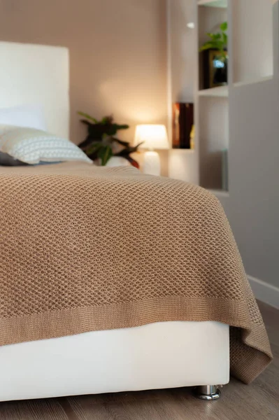 Underbar Beige Stickad Filt Sängen Mysigt Sovrum — Stockfoto