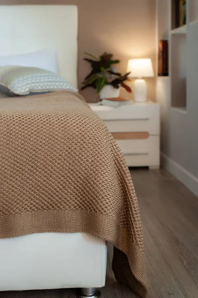 Underbar Beige Stickad Filt Sängen Mysigt Sovrum — Stockfoto