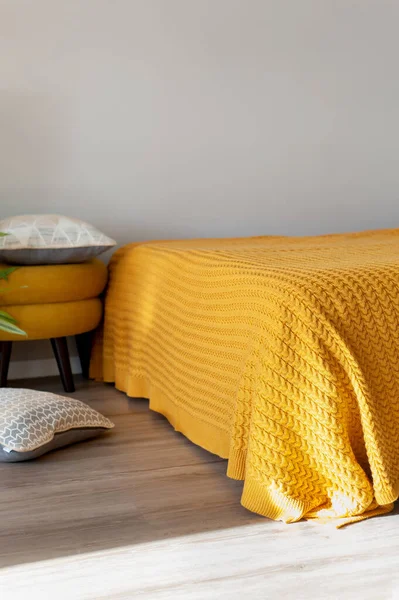 Wunderschöne Gelbe Strickdecke Auf Dem Bett Gemütlichen Schlafzimmer — Stockfoto