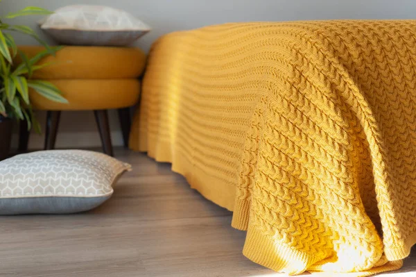 Wunderschöne Gelbe Strickdecke Auf Dem Bett Gemütlichen Schlafzimmer — Stockfoto