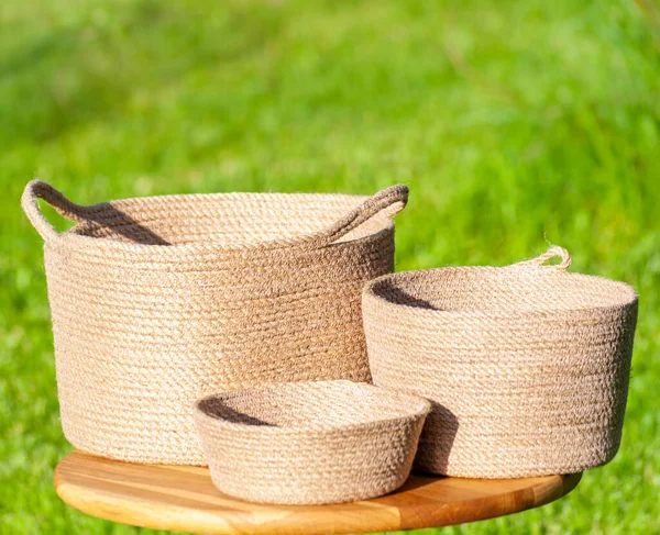 Tre Stickade Korgar Eller Stickade Krukor Bordet Ängen — Stockfoto