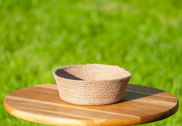 Liten Stickad Korg Eller Stickad Kruka Bordet Ängen — Stockfoto