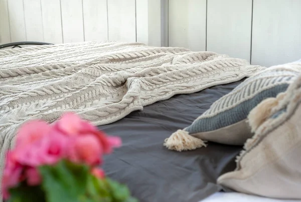 Natürliche Beige Strickdecke Bedeckt Das Bett Nahaufnahme — Stockfoto