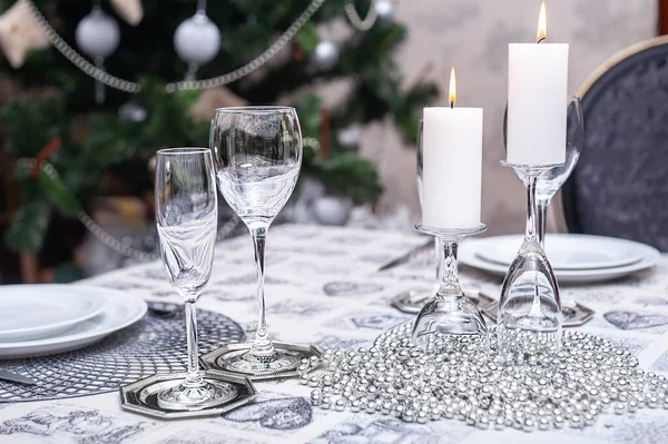 Weihnachtstisch Für Zwei Personen Gemütlichen Wohnzimmer Silbernen Farben — Stockfoto