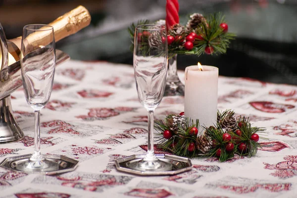 Weihnachts Oder Neujahrsstillleben Gedeckter Tisch Mit Sektgläsern Weinflasche Kerze Und — Stockfoto