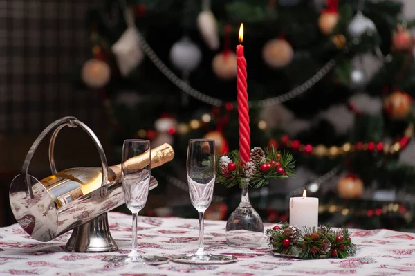 Weihnachts Oder Neujahrsstillleben Gedeckter Tisch Mit Kristallgläsern Weinflasche Kerze Und — Stockfoto