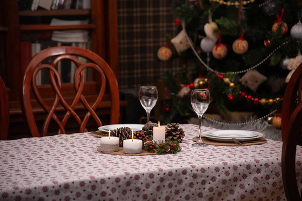 Weihnachtstisch Für Zwei Personen Gemütlichen Wohnzimmer Mit Weihnachtsbaum Auf Der — Stockfoto