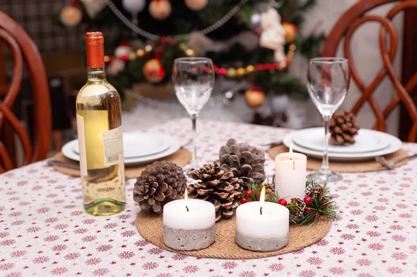 Weihnachtstisch Für Zwei Personen Gemütlichen Wohnzimmer Mit Weihnachtsbaum Auf Der — Stockfoto