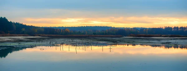 Гломійський Ранок Жовтий Схід Сонця Темно Синє Небо Напівсухому Озері — стокове фото