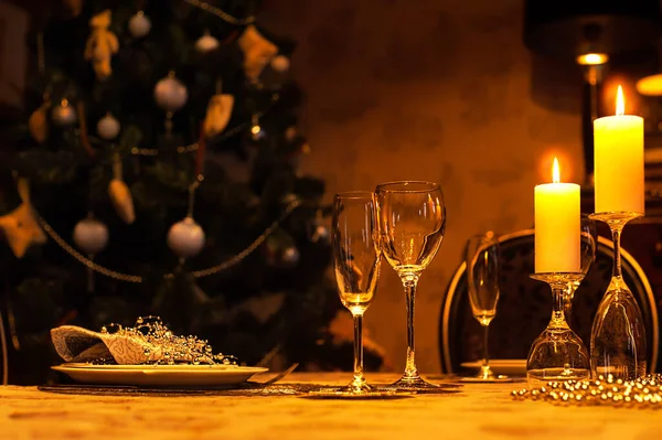 Weihnachtsstillleben Mit Kerzen Kristallgläsern Und Geschmücktem Weihnachtsbaum Auf Der Rückseite — Stockfoto