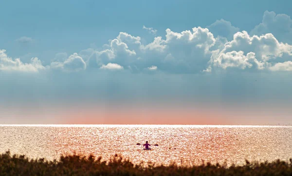 Coastline One Kajak Silhuette Red Water Colored Setting Sun Stunning — Stock Photo, Image