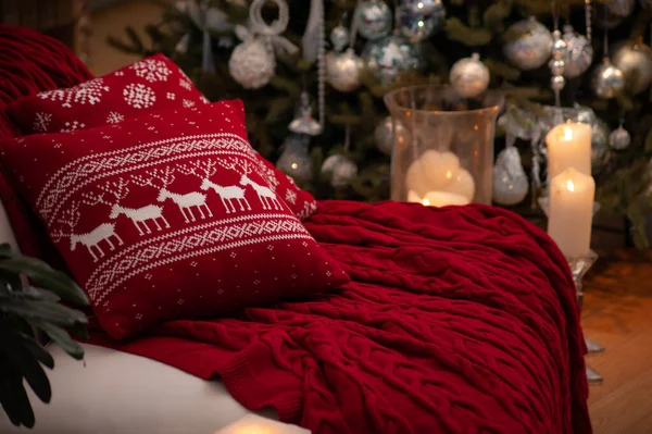 Natura Morta Natale Con Splendida Coperta Maglia Rossa Cuscino Modello Foto Stock Royalty Free