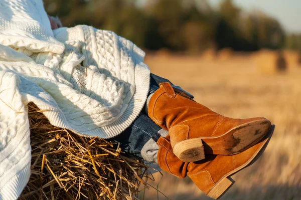 Gambe Donna Camoscio Stivali Cowboy Avvolti Coperta Bianca Nel Campo Immagine Stock