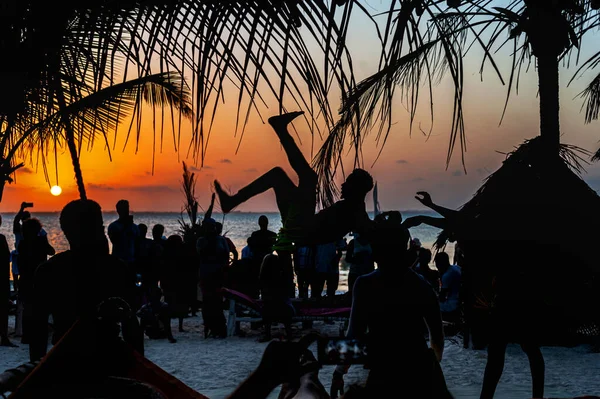 Beach Party Africe Młodzi Ludzie Tańczący Bawiący Się Brzegu Morza — Zdjęcie stockowe