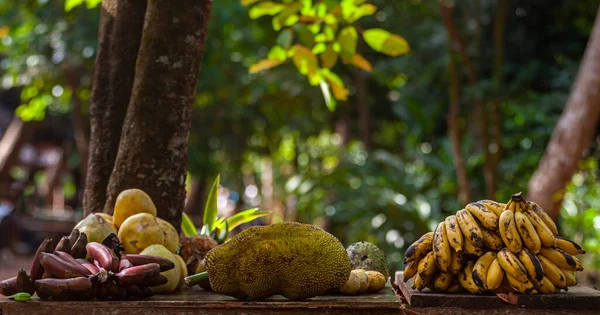 Stapel Rijp Tropisch Fruit Van Jeckfruit Bananen Passievruchten Tafel Met — Stockfoto