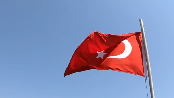 Bandeira turca acenando no fundo do céu azul — Vídeo de Stock