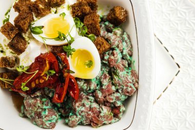 Kırmızı biberli yumurta soslu güveç. 