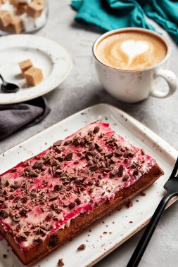 Gri arka planı kahveyle dolduran büyük waffle 'lar.