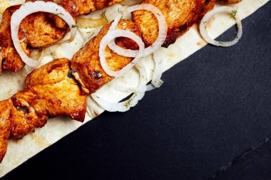 Şiş kebap, şiş kebap, koyu arkaplanda pide ekmeği.
