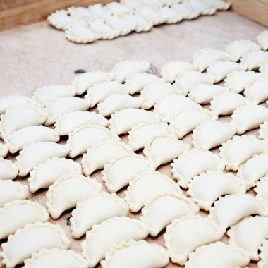 Tahta tepside meyveli börekler sunuyorum.