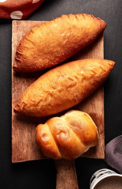 Siyah arkaplan manzaralı tahta üzerinde turtalar