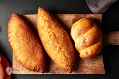 Siyah arkaplan manzaralı tahta üzerinde turtalar