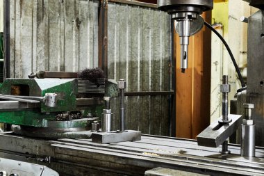 Fabrikadaki endüstriyel makine