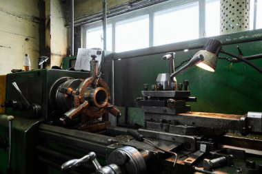 Fabrikadaki endüstriyel makine