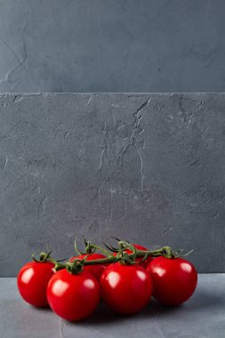 Gri desenli beton arka planda domates demeti