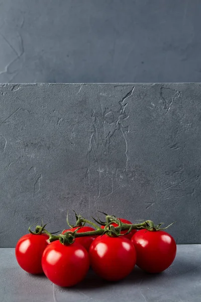 Gri desenli beton arka planda domates demeti