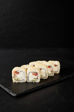 Siyah ahşap zemin üzerinde beyaz rulo.