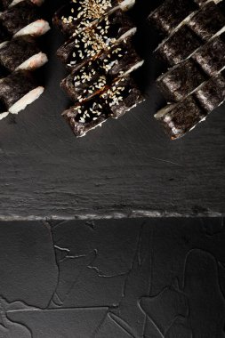 Siyah arkaplan görünümlü siyah tahta üzerinde siyah rulo seti